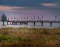 Das Wahrzeichen von Zingst ist die 270 Meter lange Seebrücke mit Tauchgondel am Brückenkopf