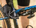 Willkommener Mehrwert: Unter  dem Oberrohr steckt ein Tool-Kit  mit Reifenheber und allen wichtigen  Inbus-Größen – bereit für schnelle  Reparaturen auf dem Trail.