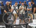 Die Rahmenform erinnert stark an die anderen E-MTBs von Olympia. Doch das DJI-Modell ist deutlich schlanker.