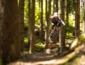 Kleiner Hüpfer oder großer Stunt? Das Propain Ekano 2 CF steckt auch größere Einschläge locker weg - ohne dabei plump oder unhandlich zu wirken. Ein super Bikepark-Buddy!