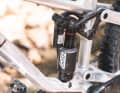 Im Test-Trimm kommt das Grin One mit standesgemäßen 165 Millimetern Federweg aus einem Rockshox Vivid Air Ultimate Dämpfer. 160 oder 150 Millimeter Knautschzone wären mit kürzeren Federbeinen möglich.