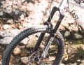 Im Steuerrohr unseres Testbikes steckt eine Rockshox ZEB Ultimate mit 170 Millimetern Federweg. Der Rahmen des Last Coal ist auch für eine fette 180er Gabel vorbereitet.