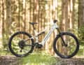 Auch Megamo schickt mit dem Flame AL 20 das Einstiegsmodell seiner Bosch-E-MTB-Fullys. Kostenpunkt: 4599 Euro