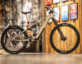 Trail-Biest aus Bayern: Mit leichtem Antriebskonzept, fett Federweg und Mullet-Setup schickt Cube AMS Hybrid 177 das vermutlich spaßigste E-Enduro seiner Firmengeschichte ins Gelände.