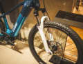 Federung: SR Suntour Federgabel mit 80 mm Federweg gleicht Gerumpel aus.