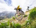 Vergleichstest auf der Wordlcup-Strecke in Leogang. Tester Laurin drückt das Parkbike Propain Spindrift in den Turn, während Dimi mit dem traktionsstarken Canyon Sender Druck macht. Zwei Bikes mit ganz unterschiedlichem Charakter.