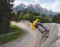 Steil, technisch, wurzelig oder auch sprunglastig und verspielt – die Großkaliber mussten sich überall beweisen. Hier jagt Laurin durch den Wallride auf der „Flying Gangster“ im Bikepark Leogang.