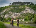 An der Maas rollt es auf dem EuroVelo 5 vor imposanter Kulisse von Dinant bis Namur entspannt dahin.