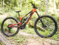 Mit 170 Millimetern Federweg vorne und 165 Millimetern hinten positioniert sich das Charger klar in der Enduro-Liga der E-Mountainbikes.