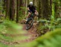 Laut Hersteller bietet die Era-SL-Felge 8,6 % mehr laterale Nachgibigkeit als das Enduro-Pendant der Marke – und reduziert so Vibrationen und muskuläre Belastung, ohne dass dabei der Vortrieb verloren geht. Gerade bei kurzen Federwegen und aggressivem Fahrstil ein echter Vorteil.
