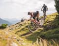 Wer baut das beste Light E-MTB in der mittleren Preisklasse? Fünf Kandidaten von Canyon bis Propain im Vergleichstest.