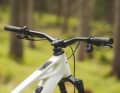 Passt wie angegossen: Das Cockpit mit etwas Rise am Mondraker Sly.