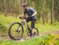 Im Uphill hemmen Motorleistung und Sitzwinkel etwas, wenn es richtig fies wird. Als Tourenpartner schlägt sich das Spectral:On fly hingegen gut.