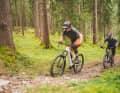 Bergauf fährt das Mondraker mit steilem Sitzwinkel und starkem Motor souverän. Der Hinterbau steht eher etwas tiefer drin, liefert aber viel Traktion.