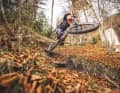 Ausnahmsweise mal auf der anderen Seite der Linse. Redakteur und Fotograf Max Fuchs scheucht sein Dauertest-Bike durchs Herbstlaub. Mit an Bord: zwei seiner Geschenktipps speziell für Mountainbiker.