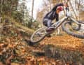 Ausnahmsweise mal auf der anderen Seite der Linse. Redakteur und Fotograf Max Fuchs scheucht sein Dauertest-Bike durchs Herbstlaub. Mit an Bord: die Pirellis an Vorder- und Hinterrad. Während unserer Tests zeigte sich schnell schnell: Leichtes Rollverhalten gehört nicht zu den Stärken des Reifens. Dafür genießen die Traktion und die Haltbarkeit höchste Priorität.