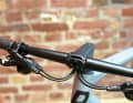 So muss ein aufgeräumtes Cockpit aussehen, eine volle Integration ist bei Flatbars so noch schwer möglich. Tolle Bremshebel!
