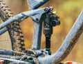 Ultra-sensibel, schluckfreudig und trotzdem mit ausreichend Gegenhalt: So dicht kommt kein anderes Einsteiger-Enduro an das Highend-Fahrwerk des Referenzbikes von Haro heran.