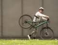 Fingerspitzengefühl lernen: So klappts: Lasse die Vorderradbremse so dosiert schleifen, dass du neben dem Bike herlaufen kannst und das Heck gleichbleiben auf einer Höhe schwebt. Gerne dabei doof grinsen, wie unser Protagonist hier auf dem Foto.