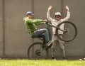 Die einfachere "Wheelie"-Trocken-Variante: Hier fällt es einfacher den Biker im Sweetspot zu positionieren. Solange der Biker die Bremsen gedrückt hält, kann nix passieren.