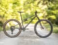 Die Eckdaten des Huhn Chabo: 130 Millimeter Federweg an der Gabel, 120 Millimeter im Heck und 29er Laufräder. Den Fakten nach also ein sportliches Trail- oder Down-Country-Bike.