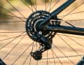 Das günstige Modell Fathom E+ 2 muss mit einer Shimano Cues mit neun Gängen auskommen. Immerhin soll die besonders haltbar sein.