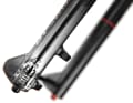 Bei der Coilpair-Technologie arbeitet die Gabel ersten 30 Millimeter des Federwegs über eine Stahlfeder. Dadurch spricht die neue F 535 Gabel bei kleinen Schlägen sensibler an.