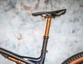 Die Fox-Transfer-Stütze ist edel und leicht, weil insgesamt kurz. Aber der Mini-Hub von 120 Millimetern ist für ein modernes E-Bike zu wenig.