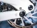 Das Levo SL ist ein Wandlungskünstler und damit extrem vielseitig. Neben der Option auf ein 29er-Hinterrad (Flipchip im Bild) kann auch der Lenkwinkel über mitgelieferte Lagerschalen um +/– ein Grad angepasst werden.
