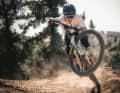 Mit der DVO x Renen Kollektion fliegen Enduro-Biker mit besonders viel Stil über die Trails.