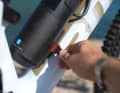 Der Range Extender des TQ-Antriebs (250 Wh) lässt sich mit Fidlock-Magnethaltern schnell und einfach anbringen. Er wird zusätzlich verriegelt, um nervige Geräusche und Klappern zu unterbinden. Das funktioniert auch in grobem Gelände zuverlässig.