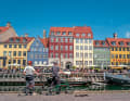 In Nyhavn laden zahllose Cafés und Restaurants auf der Hafenpromenade zum Verweilen ein.