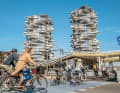 Der Arbeitsweg wird zur Sightseeingtour: Radler fahren am architektonischen Highlight der Stadt ­entlang, den Kaktus Towers.