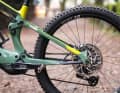 Gibt’s so bislang noch nicht an einem E-Mountainbike: Ein 150-Millimeter-Hinterbau mit flexenden Kettenstreben statt Horst-Link.