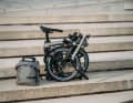 Der ikonische 3-Wege-Faltmechanismus bleibt erhalten - das Bike lässt sich in drei Schritten auf ein Drittel seiner Größe zusammenfalten.