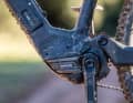 Shimano EP8: Unter den klassischen E-MTB-Motoren ist der EP8 der leichteste, das prädestiniert ihn für den Einsatz in Light-Bikes. Im Testvergleich höchste Leistung und starke Effizienz, dafür deutlich größer und schwerer. Schade: klappert in der Abfahrt.