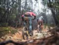 Das lange Haibike bäumt sich in steilen Uphills erst spät auf. In technischen und insbesondere rutschigen Anstiegen hat das Cube Traktionsvorteile – dank sensiblem Fahrwerk und fein dosierbarem Motor.