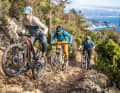 Acht leichte E-Mountainbikes hatten wir zum Test geladen. Wir verraten, welches Light All Mountain am Ende überzeugte.