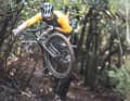 EMTB-Testfahrer Tobi bewegt das Trek Fuel EXe in seinem bevorzugten Habitat. „Kein anderes Bike im Test lässt sich so gut abziehen und durch die Luft werfen“, gibt er zu Protokoll.