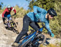 Ausgewogenes Handling, top Kurvenverhalten: Das Shuttle LT von Pivot hat uns im Test überzeugt. Mit anderem Charakter, aber keineswegs abgeschlagen, begeistert auch das Bullit von Santa Cruz auf der Trail-Hatz.