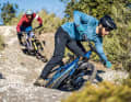 Ausgewogenes Handling, top Kurvenverhalten: Das Shuttle LT von Pivot hat uns im Test überzeugt. Mit anderem Charakter, aber keineswegs abgeschlagen, begeistert auch das Bullit von Santa Cruz auf der Trail-Hatz.