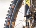 Robuste Doubledown-Karkasse, klebriger MaxxGrip-Gummi: Damit ist das Bullit das einzige Bike, das ab Werk mit standesgemäßen Reifen kommt.