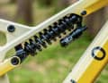 Herzstück des sehr potenten Hinterbaus ist der schluckfreudige DHX-Stahlfederdämpfer. Massive Lager und der hoch­­wertige Carbon-Monocoque-Rahmen unterstreichen den Qualitätsanspruch der Österreicher.
