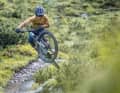 Fliegen konnte auch  das alte Modell. Das neue E-Zesty AM LTD macht  aber doppelt Spaß:  Natürliches Handling,  spielen mit dem Gelände UND Uphill-Fun-Sport  dank Fazua-Ride-60-Motor.