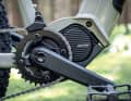 Shimano EP6: Der EP6 liefert dieselben Leistungsdaten wie der EP8. Allerdings ist er mit seinem Alu-Gehäuse rund 400 Gramm schwerer als Shimanos Top-Aggregat (Magnesium). Mit 85 Nm Drehmoment ist der Shimano kräftig, aber nicht so dynamisch wie der Bosch CX.
