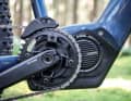 Shimano E7000: Der knapp 2,8 Kilo leichte E7000 überzeugt mit natürlichem Fahrgefühl und guter Dosierbarkeit. Die Leistung ist für den moderaten Geländeeinsatz ausreichend, das mit 60 Nm schwächere Drehmoment zeigt sich vor allem bei niedriger Kadenz.