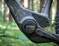 Bosch Active Drive Plus: Das Aggregat wird überwiegend in Trekking- und City-Bikes verbaut und zieht mit 50 Newtonmetern recht sanft an der Kette. Die Kraftentfaltung ist sehr geschmeidig, der Sound dezent. In steilen Anstiegen wird das Leistungsdefizit deutlich.