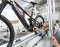 Bei EMTB verlassen wir uns nicht auf Herstellerangaben, sondern vermessen die Rahmengeometrie jedes Testbikes nach einheitlichen Standards mit unserem Laser-Prüfstand im hauseigenen Testlabor.