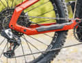 Der Kettenstrebenschutz am Haibike könnte etwas länger und weicher ausfallen. Durch die tief gezogene Strebe klappert es trotzdem nicht zu arg. 