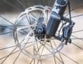 TOP: Auf Bremsscheiben muss man sich verlassen können. Günstige Shimano-Modelle fielen in den letzten Tests mit Problemen bei Hitzeentwicklung und störenden Geräuschen auf. Canyon verbaut dickere Stahlscheiben von Hayes. Ein sinnvolles Update. 